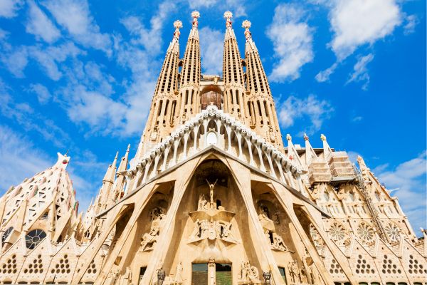 Discovering Spain's Architectural Marvels: From Historic Villas to Modern Masterpieces